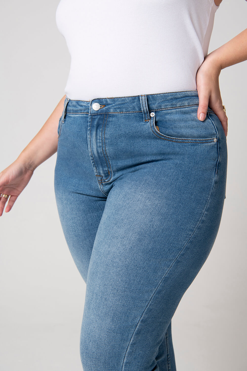 Gerippte Hose Mit Weitem Bein Curvy-Fit Mom Jeans - Mid Blue