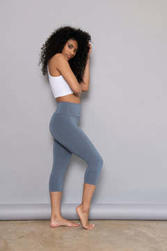 Capri-Leggings aus leichtem Stoff – Steel Blue
