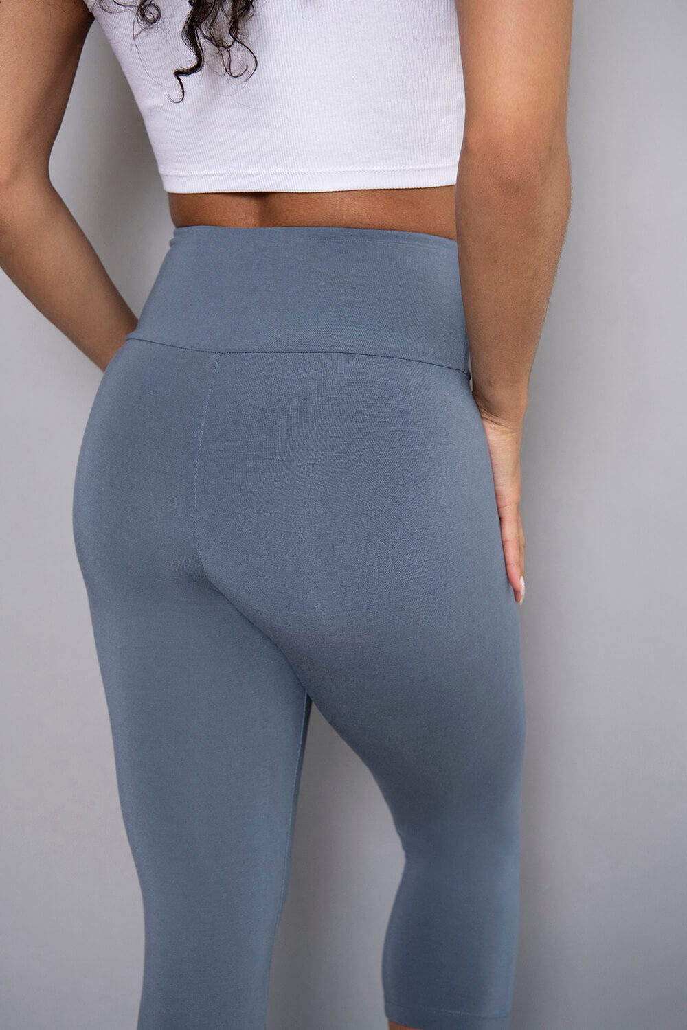 Capri-Leggings aus leichtem Stoff – Steel Blue