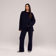 Gebürsteter Strickpullover mit geschlitztem Saum und Oversize-Passform – Marineblau