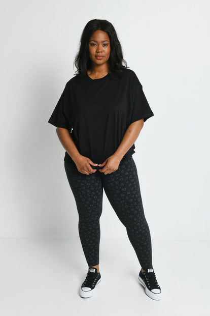 Alltägliche High-Waisted Leggings - Schwarze Animal-Print