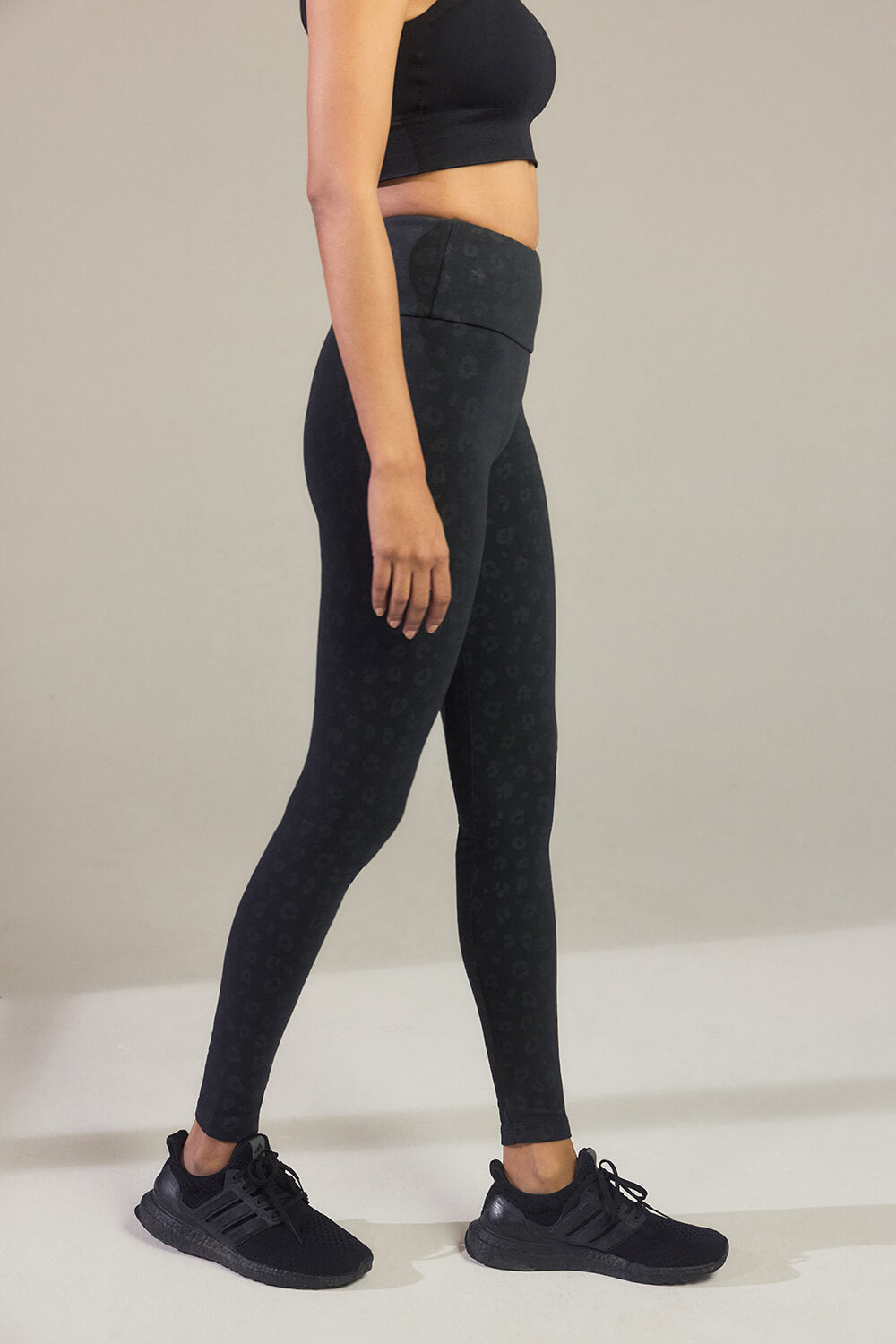 Alltägliche High-Waisted Leggings - Schwarze Animal-Print