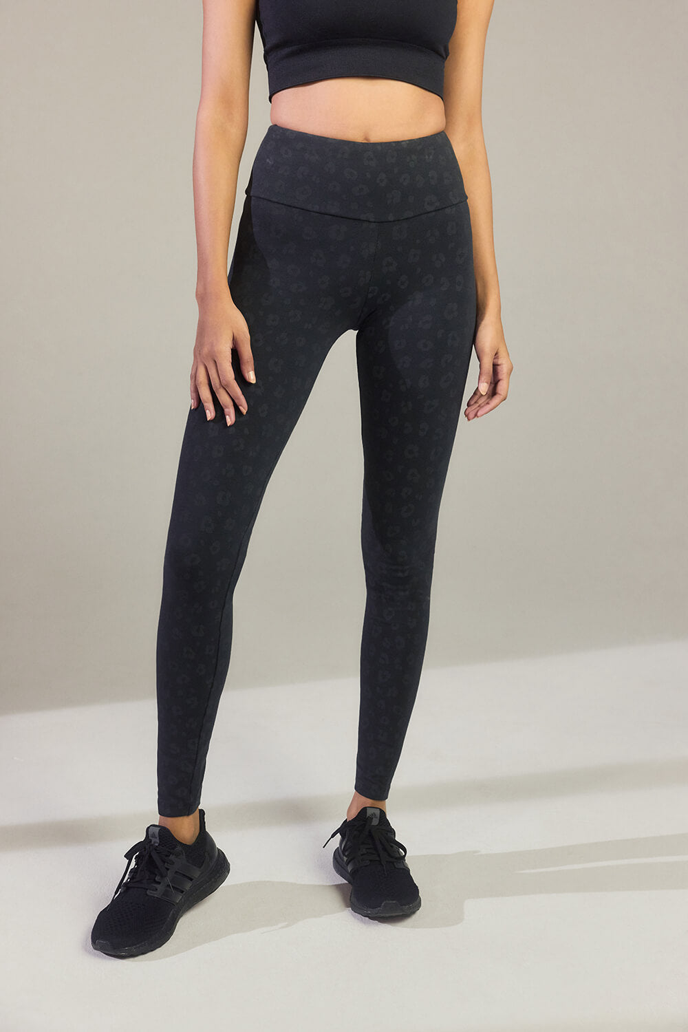 Alltägliche High-Waisted Leggings - Schwarze Animal-Print