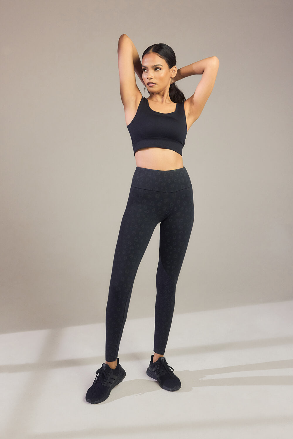 Alltägliche High-Waisted Leggings - Schwarze Animal-Print