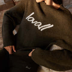 Gebürsteter Strick-Oversize-Pullover mit Schriftzug – Tiefes Oliv