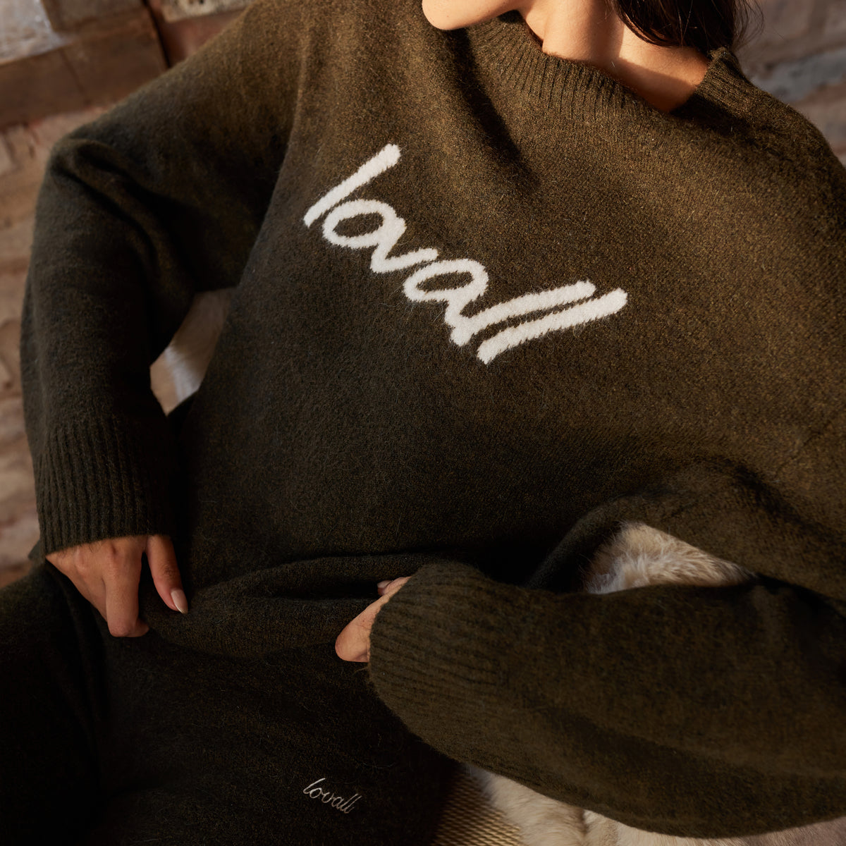 Gebürsteter Strick-Oversize-Pullover mit Schriftzug – Tiefes Oliv