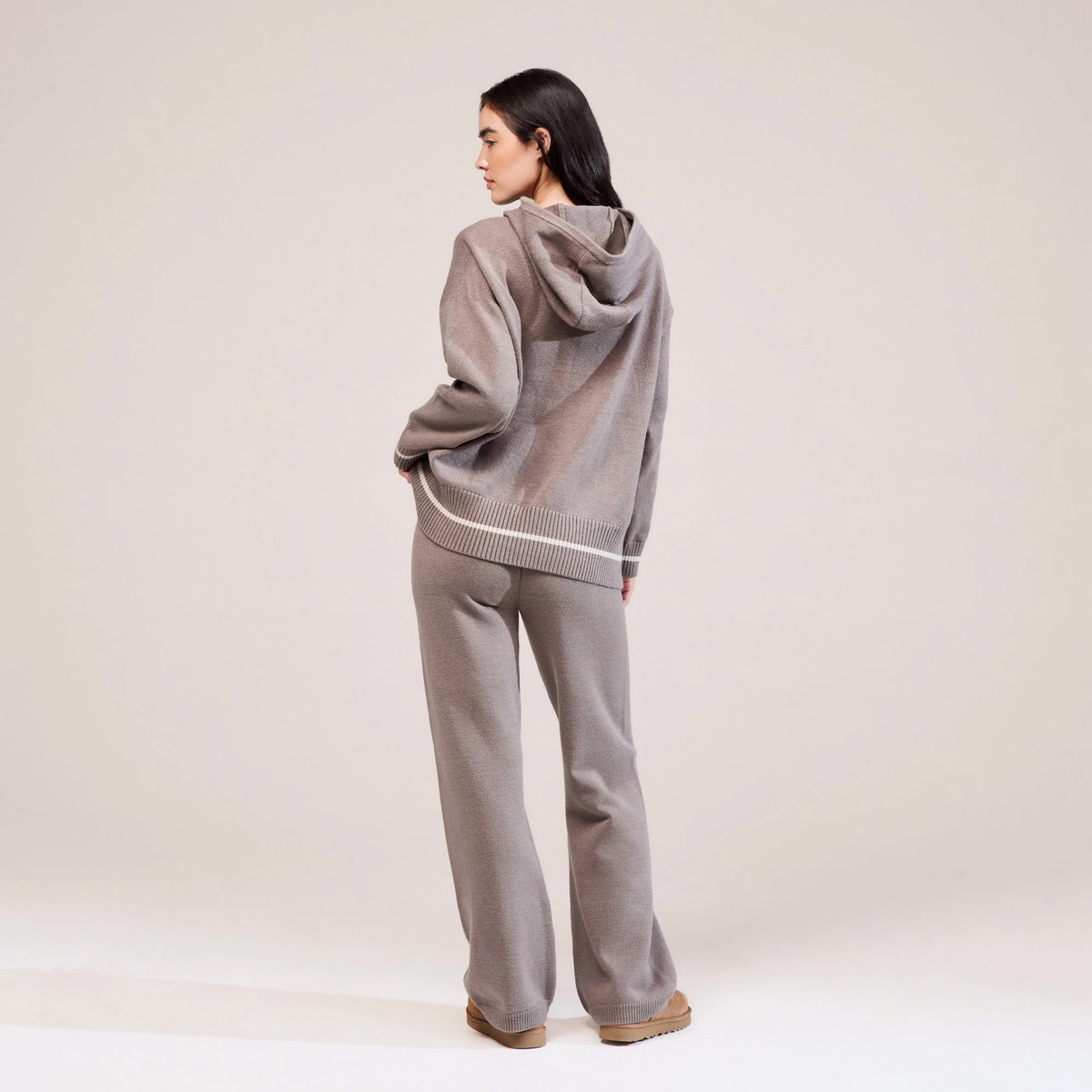 Weicher Strickpullover mit Kapuze - Mokka