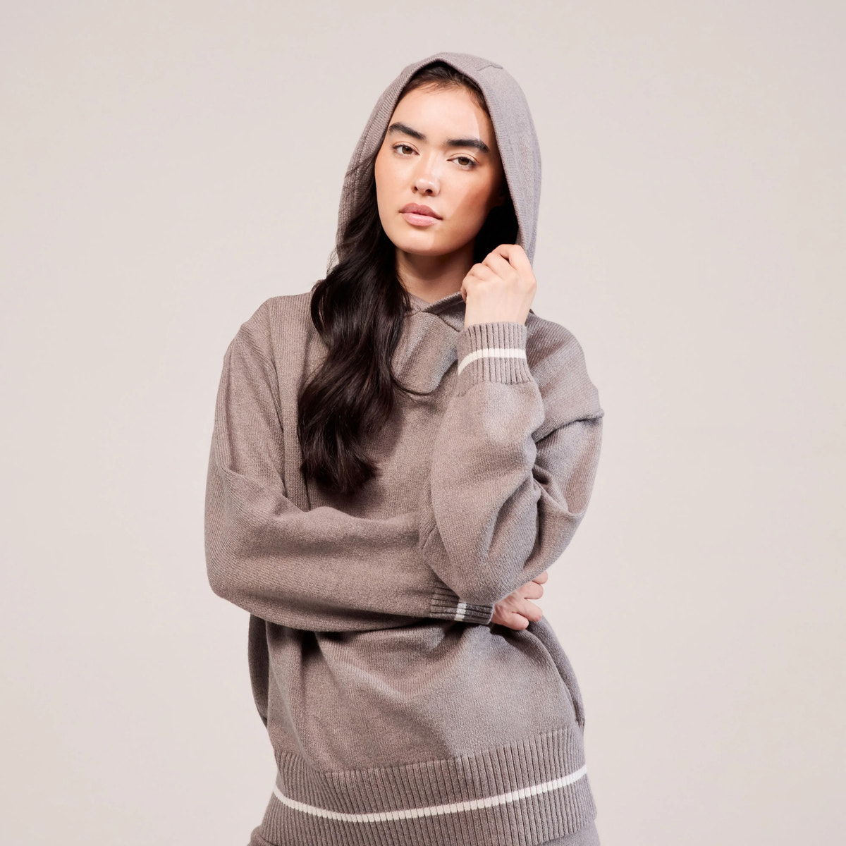 Weicher Strickpullover mit Kapuze - Mokka