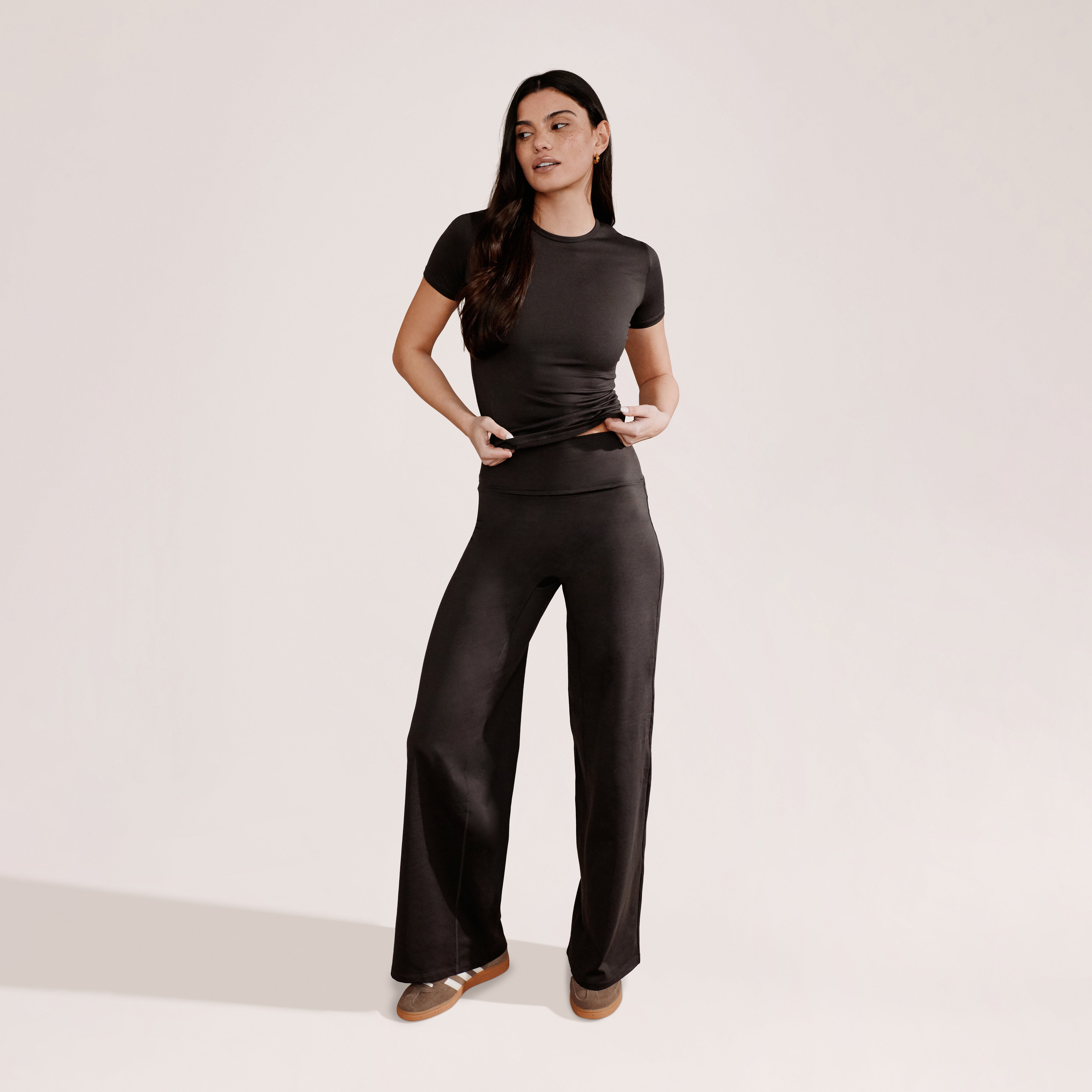Ultimative Alltagshose mit weitem Bein – Black Coffee