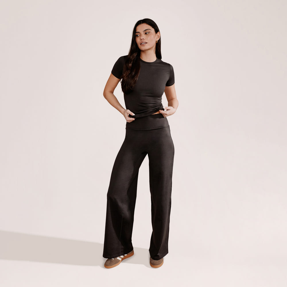 Ultimative Alltagshose mit weitem Bein – Black Coffee