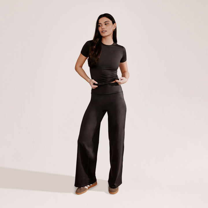 Ultimative Alltagshose mit weitem Bein – Black Coffee
