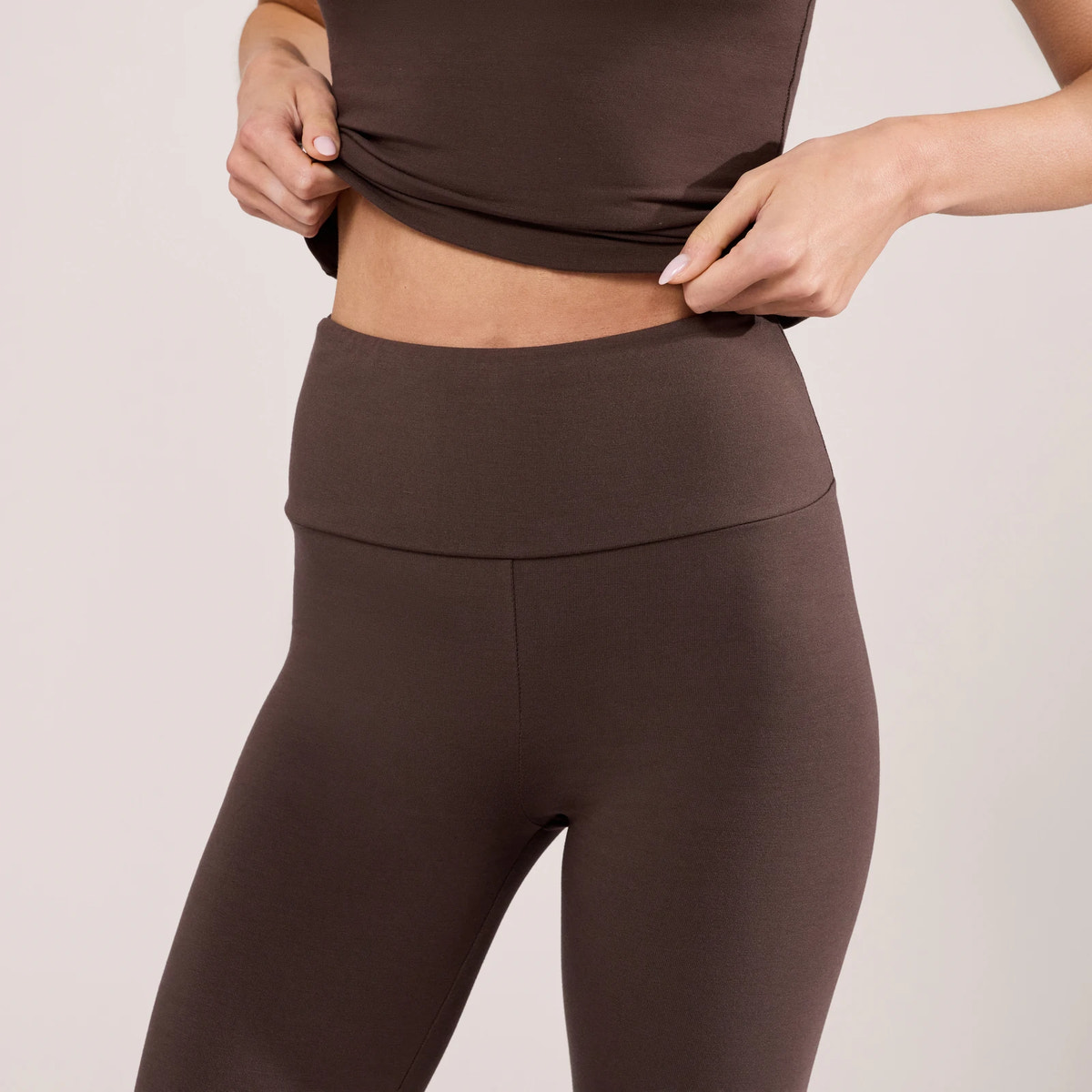 Capri-Leggings aus leichtem Material – Espressobraun