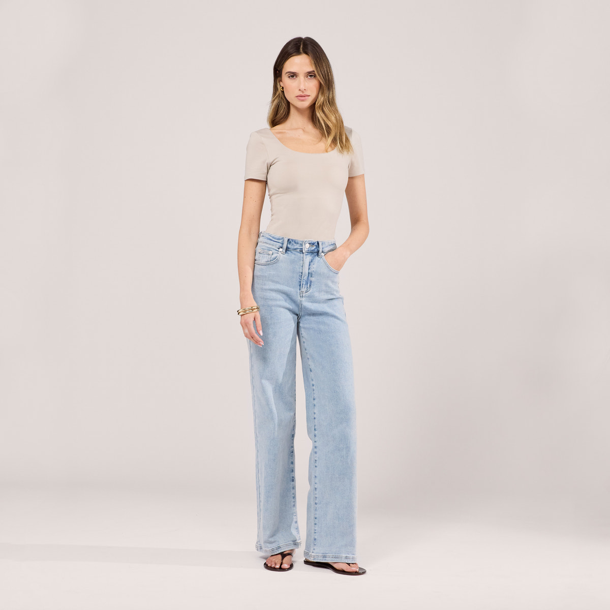 Stretch-Jeans mit weitem Bein – Hell gebleicht