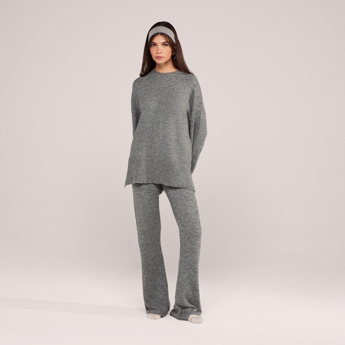 Oversized-Pullover aus gebürstetem Strick mit geschlitztem Saum – Grau