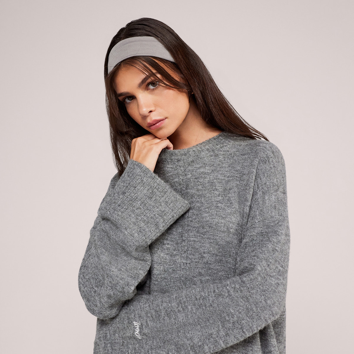 Oversized-Pullover aus gebürstetem Strick mit geschlitztem Saum – Grau