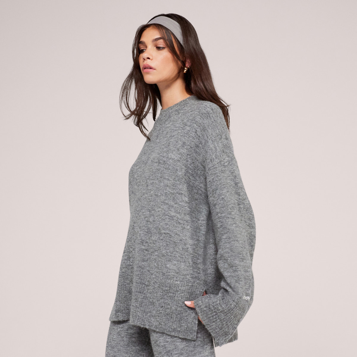 Oversized-Pullover aus gebürstetem Strick mit geschlitztem Saum – Grau