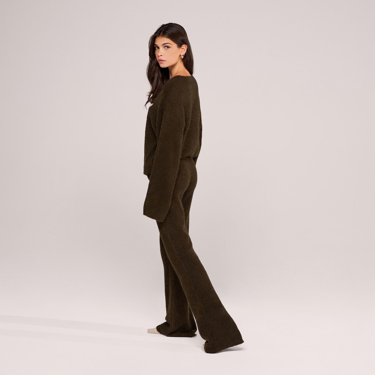 Gebürsteter Strick-Oversize-Pullover mit Schriftzug – Tiefes Oliv