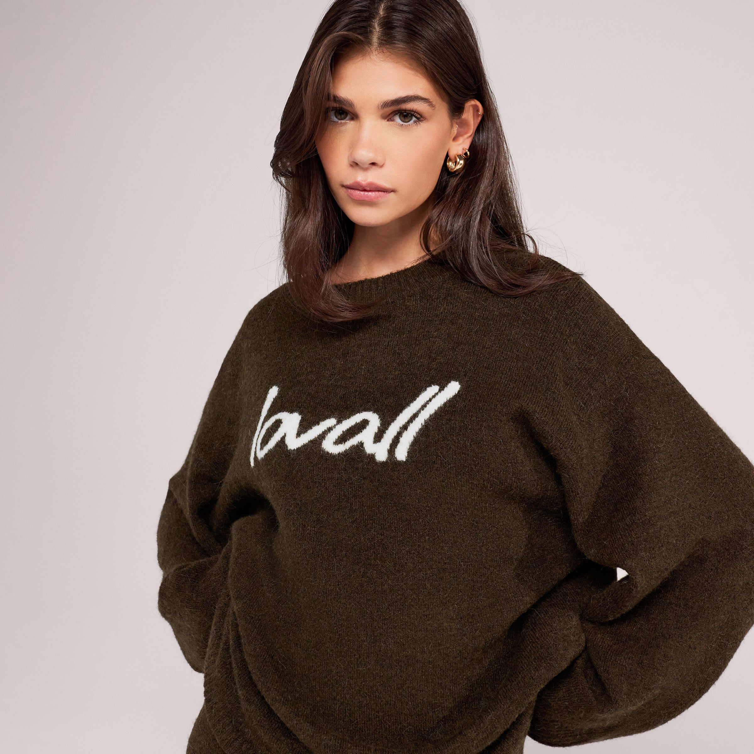 Gebürsteter Strick-Oversize-Pullover mit Schriftzug – Tiefes Oliv