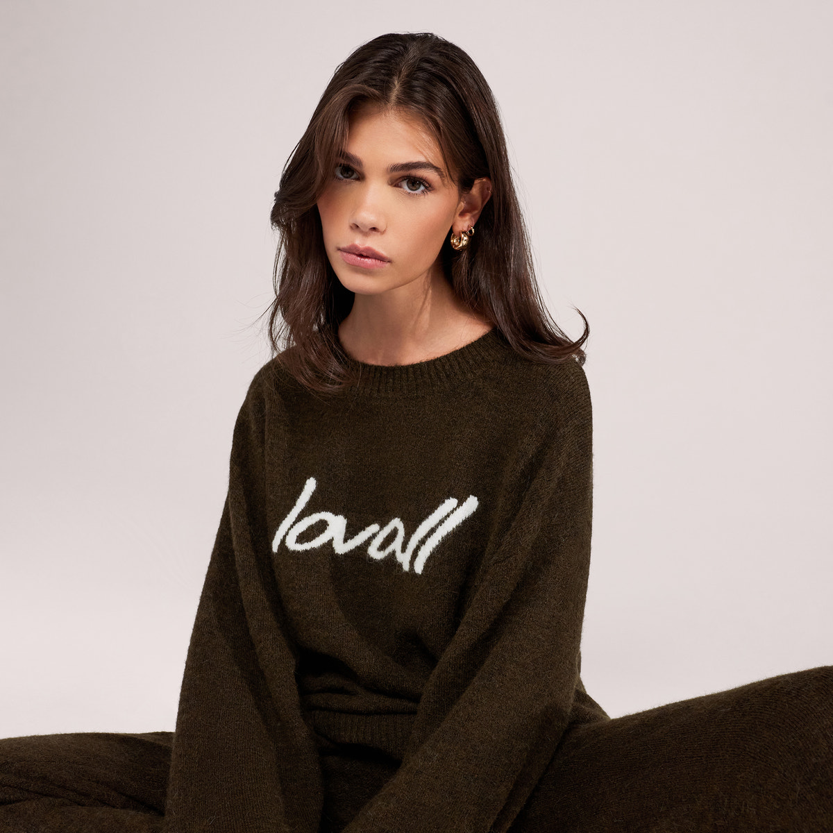 Gebürsteter Strick-Oversize-Pullover mit Schriftzug – Tiefes Oliv