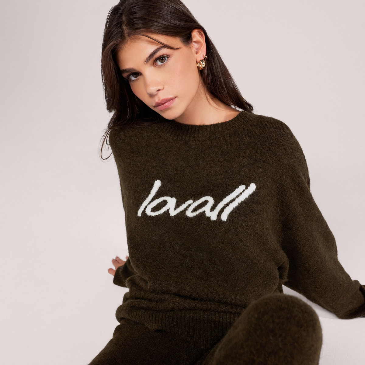 Gebürsteter Strick-Oversize-Pullover mit Schriftzug – Tiefes Oliv