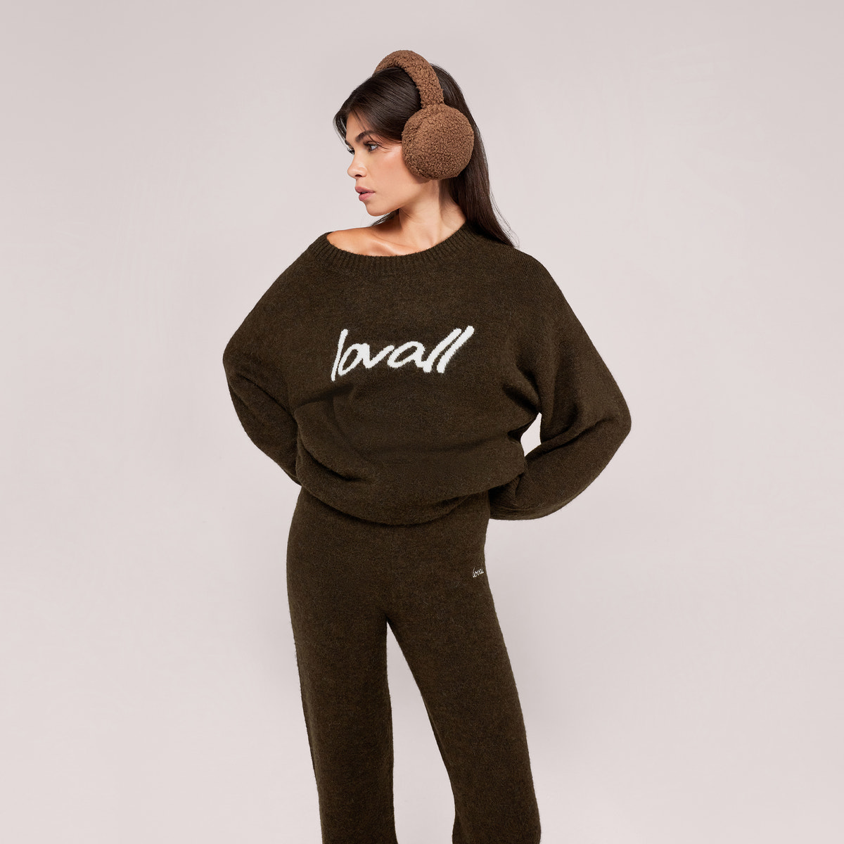 Gebürsteter Strick-Oversize-Pullover mit Schriftzug – Tiefes Oliv