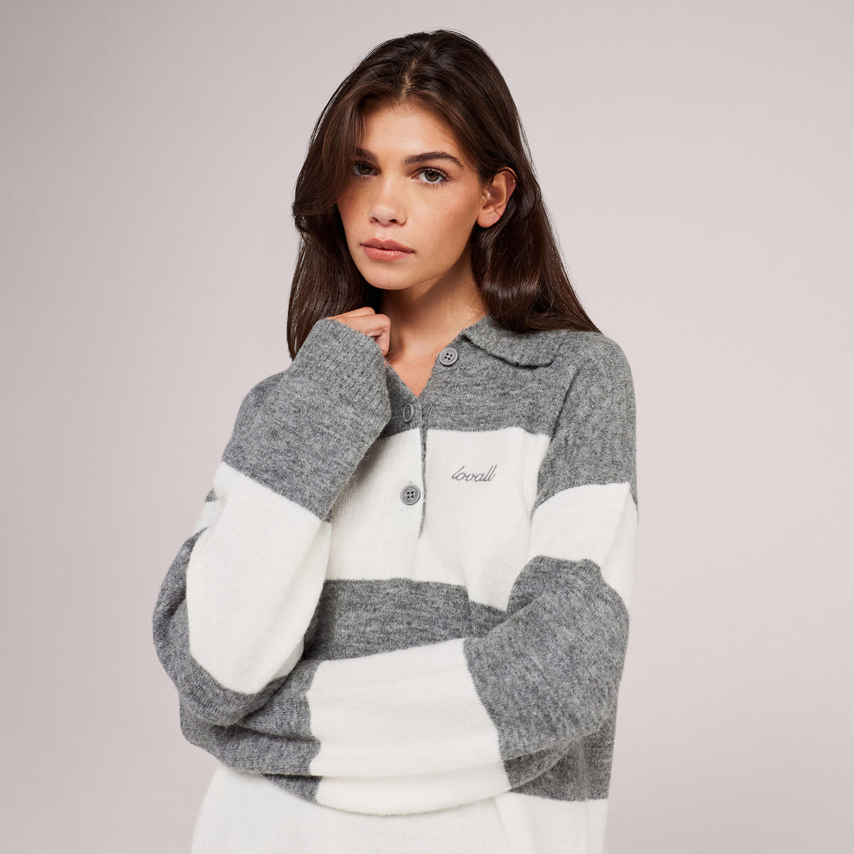 Gebürsteter Oversized-Polo-Pullover aus Strick – Grau gestreift