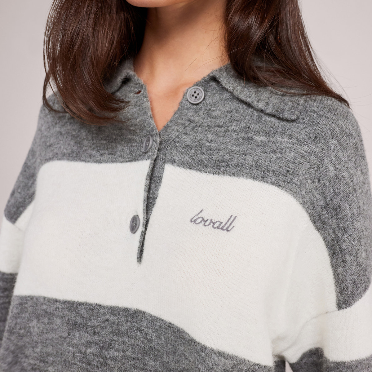 Gebürsteter Oversized-Polo-Pullover aus Strick – Grau gestreift