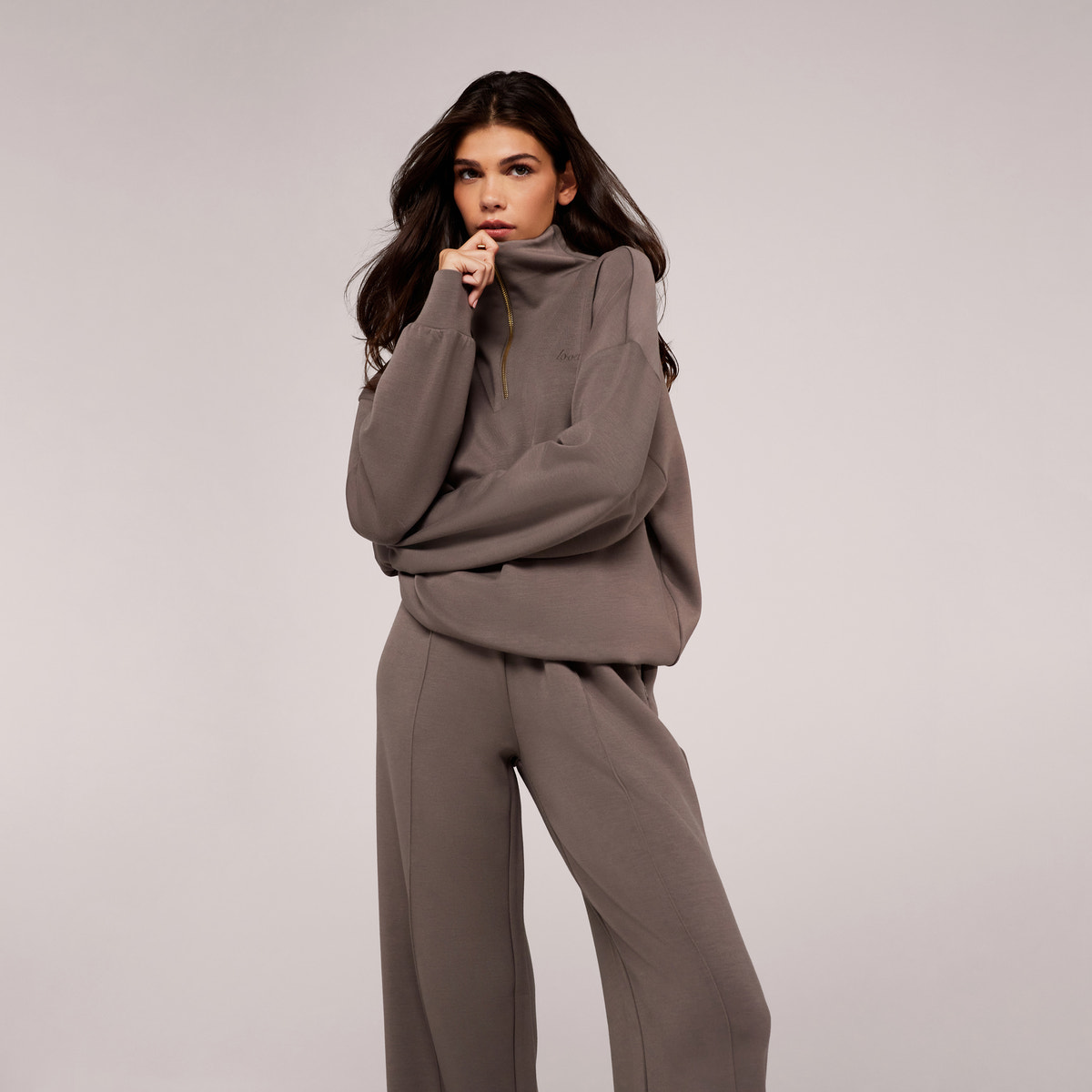 Bio-Jogginghose mit weitem Bein – Black Coffee