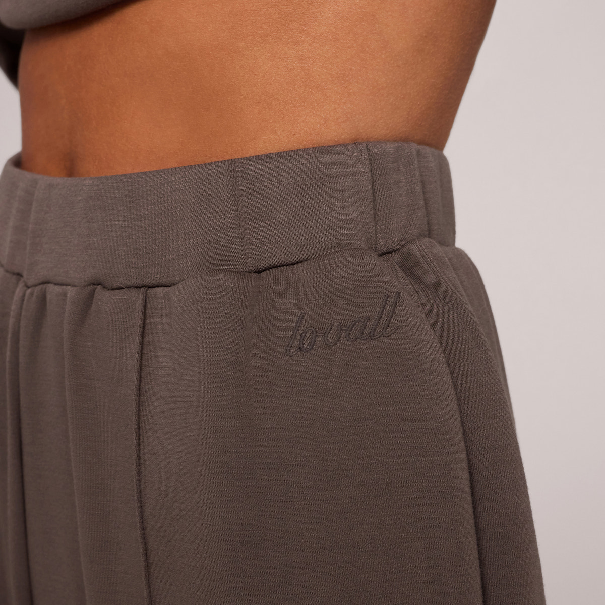 Bio-Jogginghose mit weitem Bein – Black Coffee