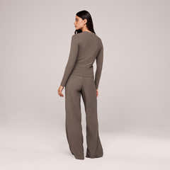 Weite Lounge-Hose aus weichem Rippenstrick – Mokka
