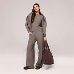 Weite Lounge-Hose aus weichem Rippenstrick – Mokka