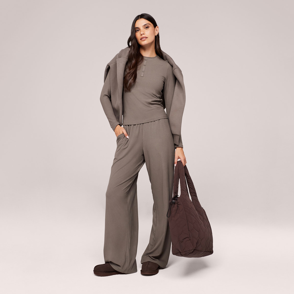 Weite Lounge-Hose aus weichem Rippenstrick – Mokka