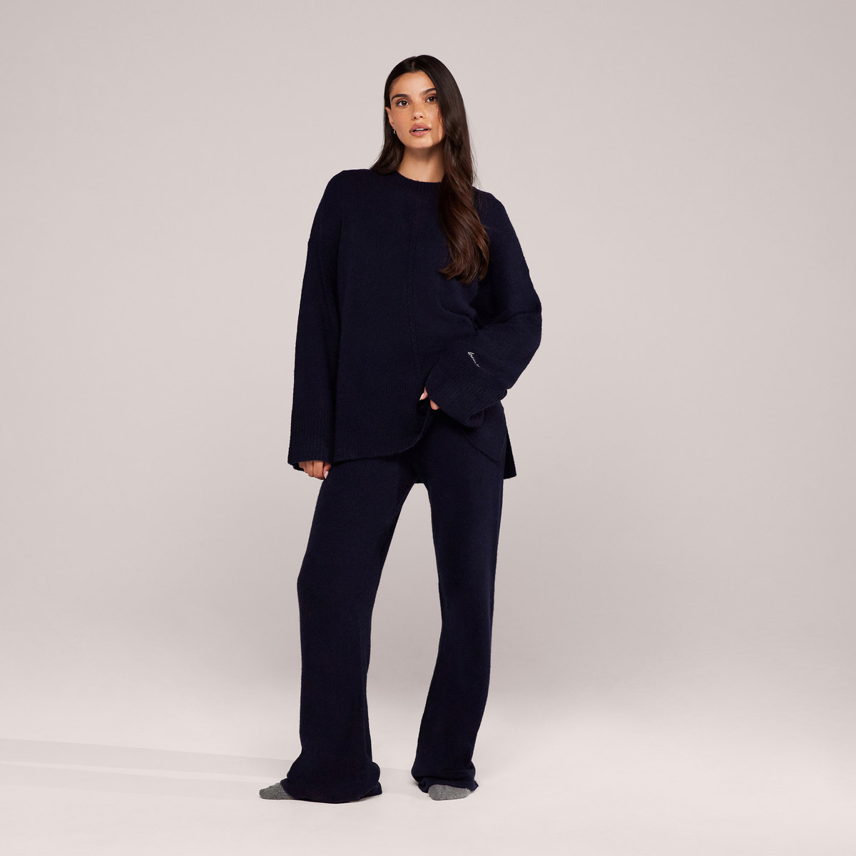 Gebürsteter Strickpullover mit geschlitztem Saum und Oversize-Passform – Marineblau