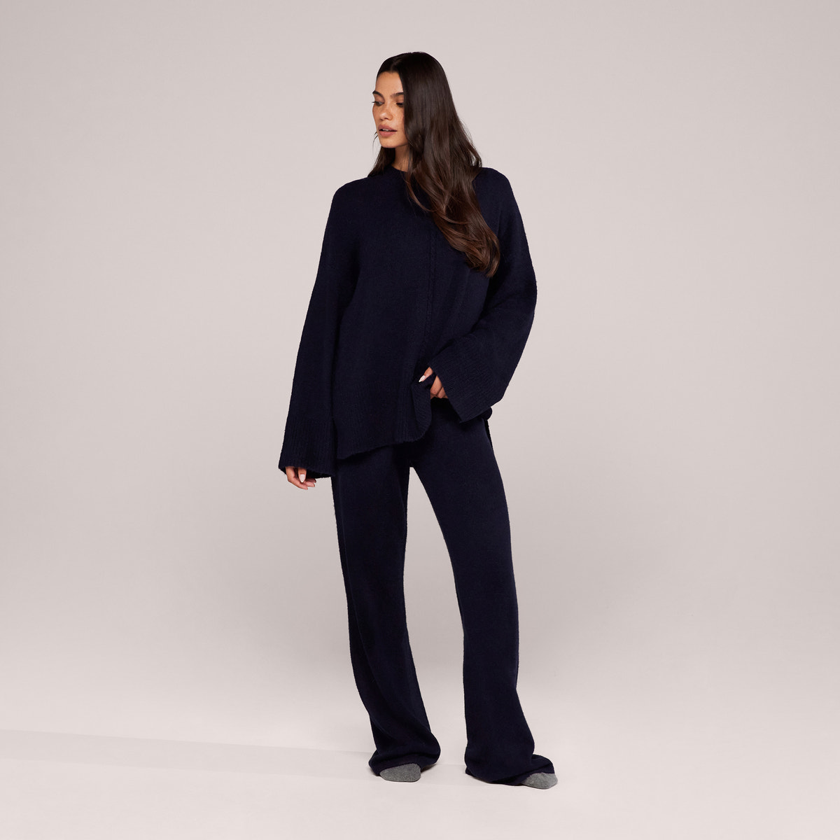 Gebürsteter Strickpullover mit geschlitztem Saum und Oversize-Passform – Marineblau