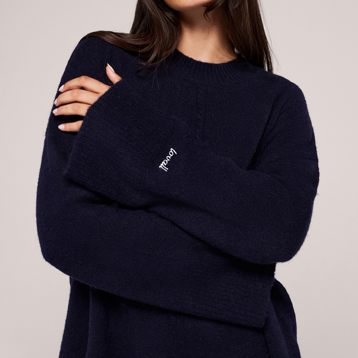 Gebürsteter Strickpullover mit geschlitztem Saum und Oversize-Passform – Marineblau