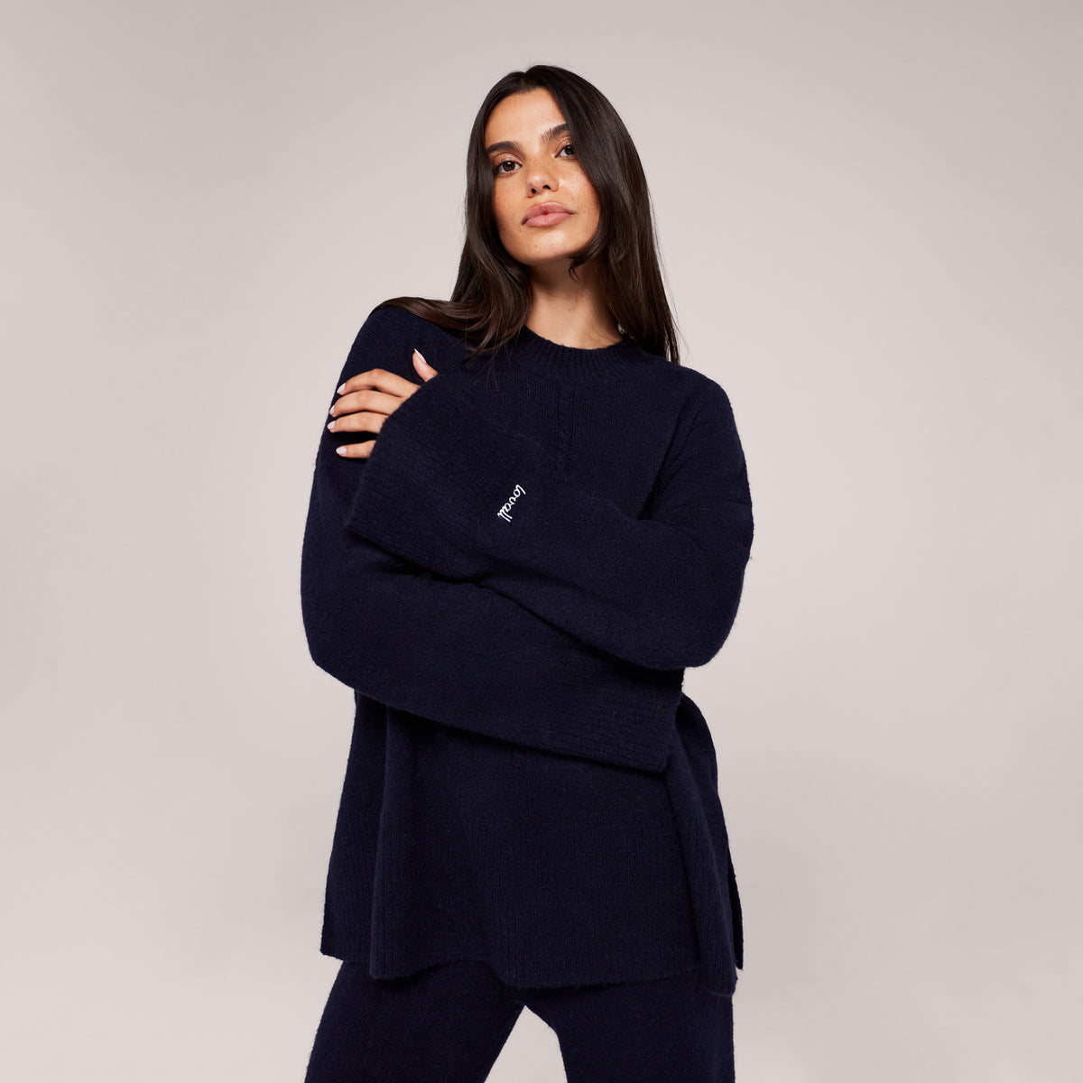Gebürsteter Strickpullover mit geschlitztem Saum und Oversize-Passform – Marineblau
