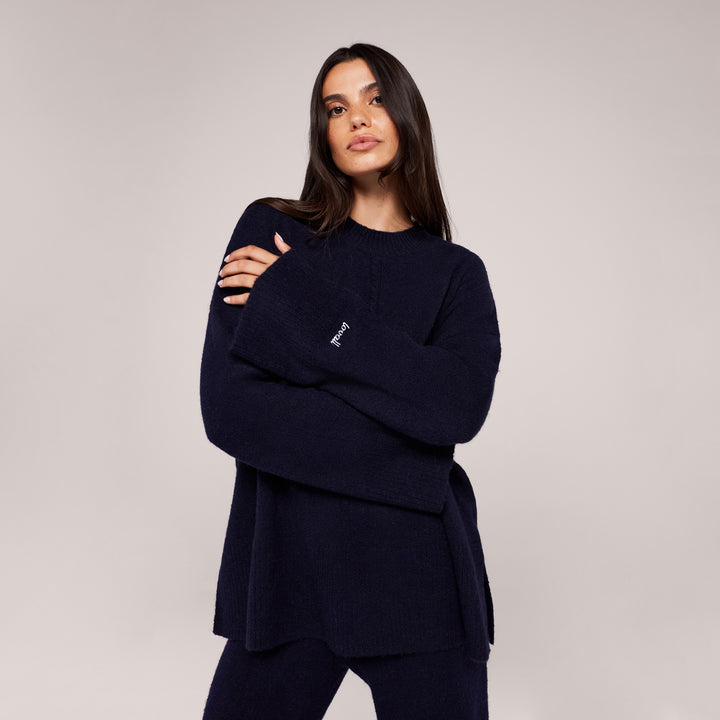 Gebürsteter Strickpullover mit geschlitztem Saum und Oversize-Passform – Marineblau