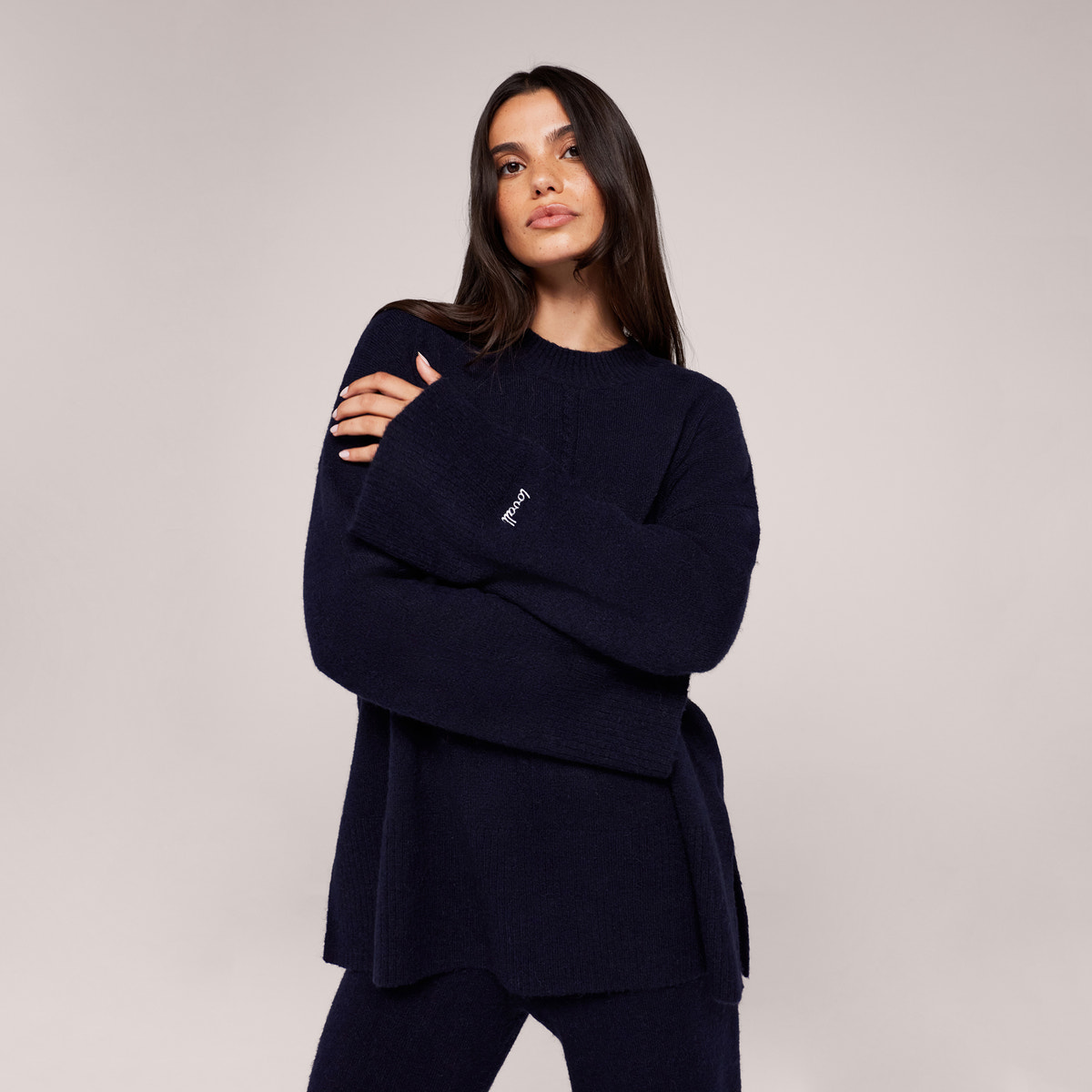 Gebürsteter Strickpullover mit geschlitztem Saum und Oversize-Passform – Marineblau