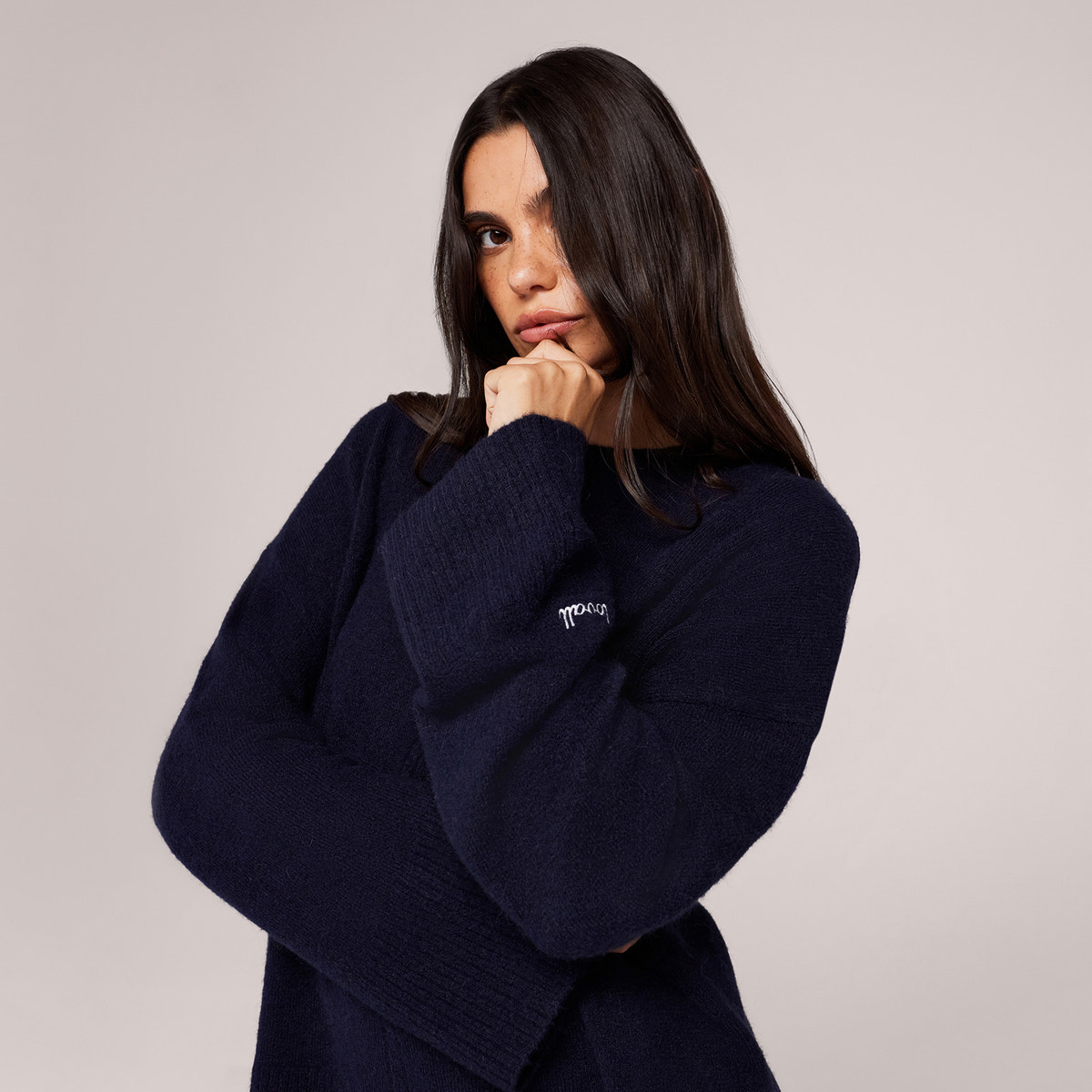 Gebürsteter Strickpullover mit geschlitztem Saum und Oversize-Passform – Marineblau