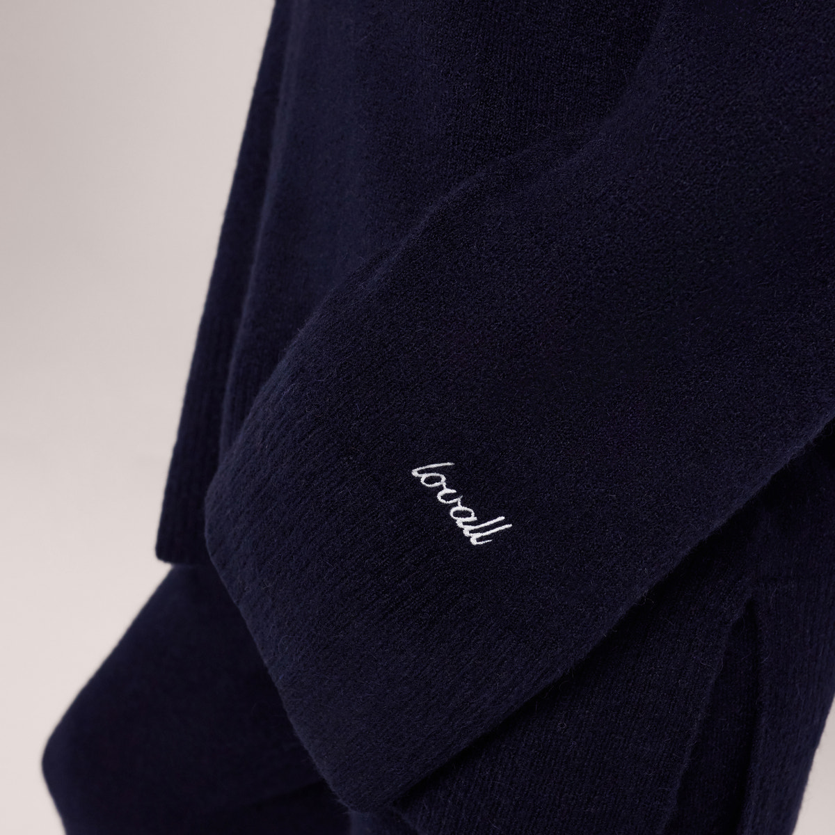 Gebürsteter Strickpullover mit geschlitztem Saum und Oversize-Passform – Marineblau