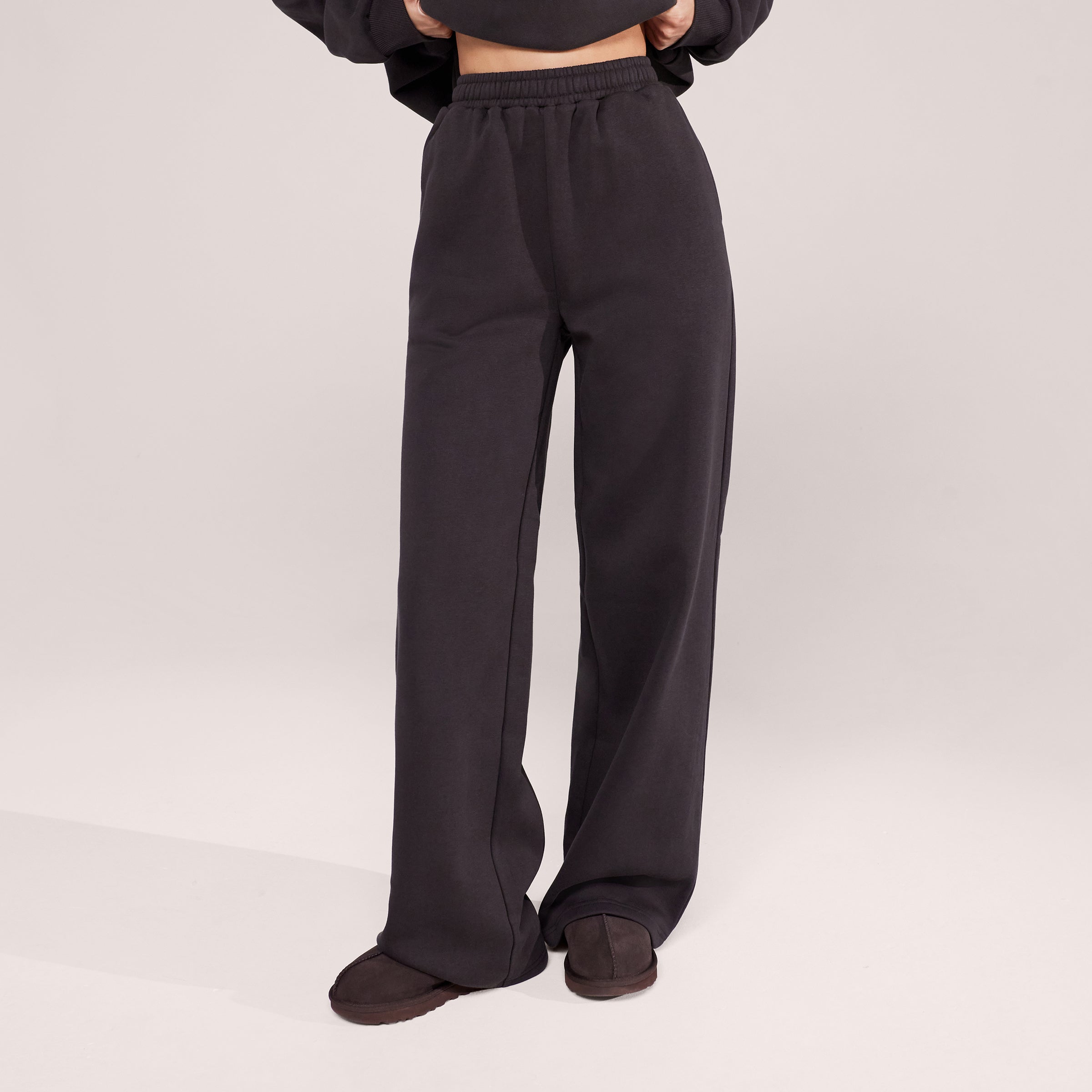 Bio-Jogginghose mit weitem Bein – Black Coffee