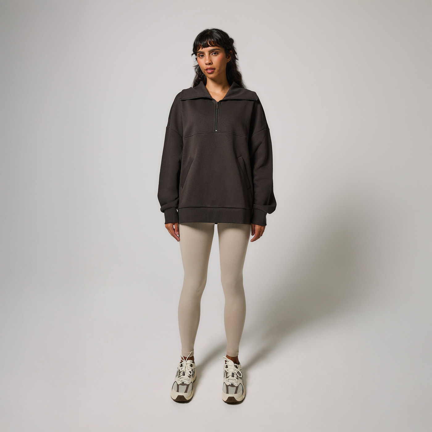 ALL SZN Übergröße 1/4 Zip Bio-Sweatshirt Curvy - Black Coffee