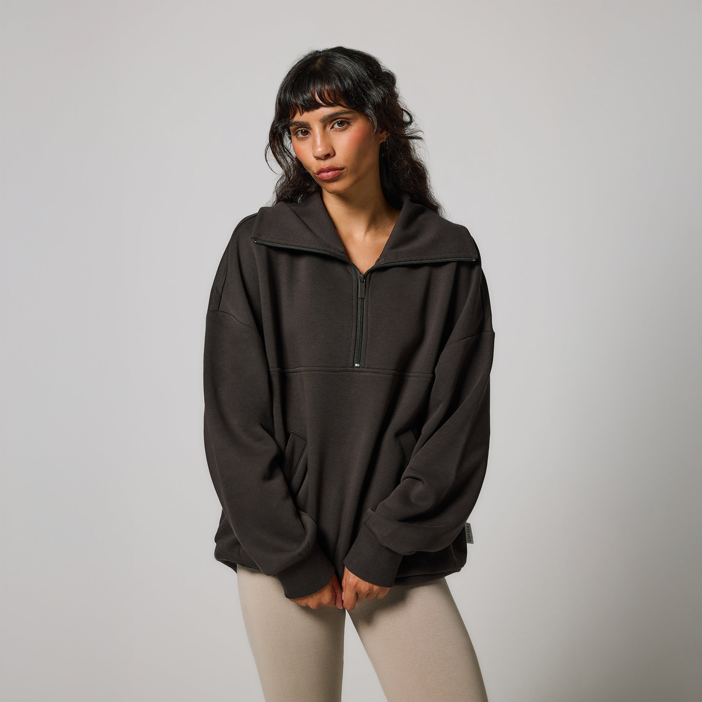 ALL SZN Übergröße 1/4 Zip Bio-Sweatshirt Curvy - Black Coffee