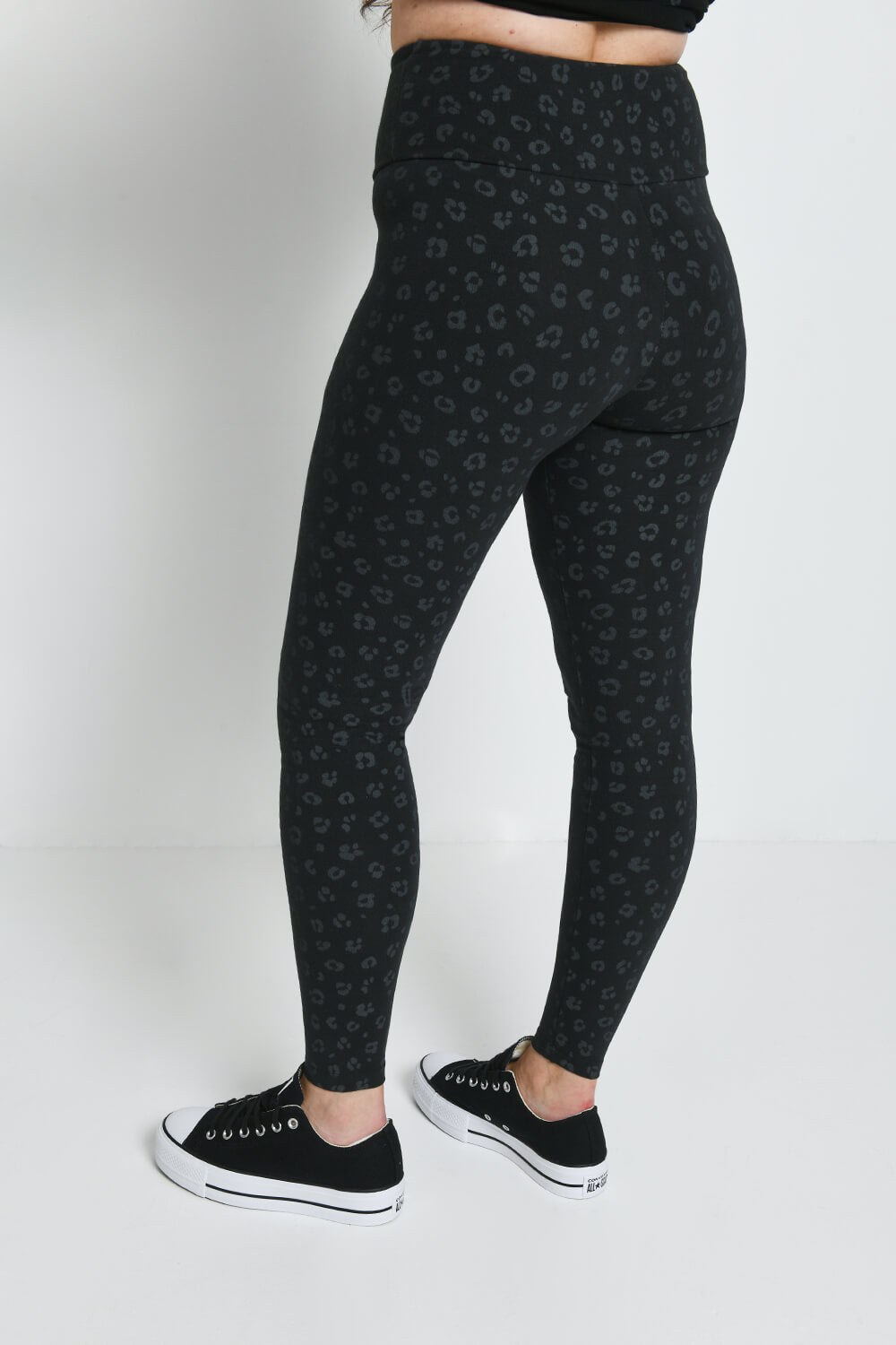 Alltägliche High-Waisted Leggings - Schwarze Animal-Print