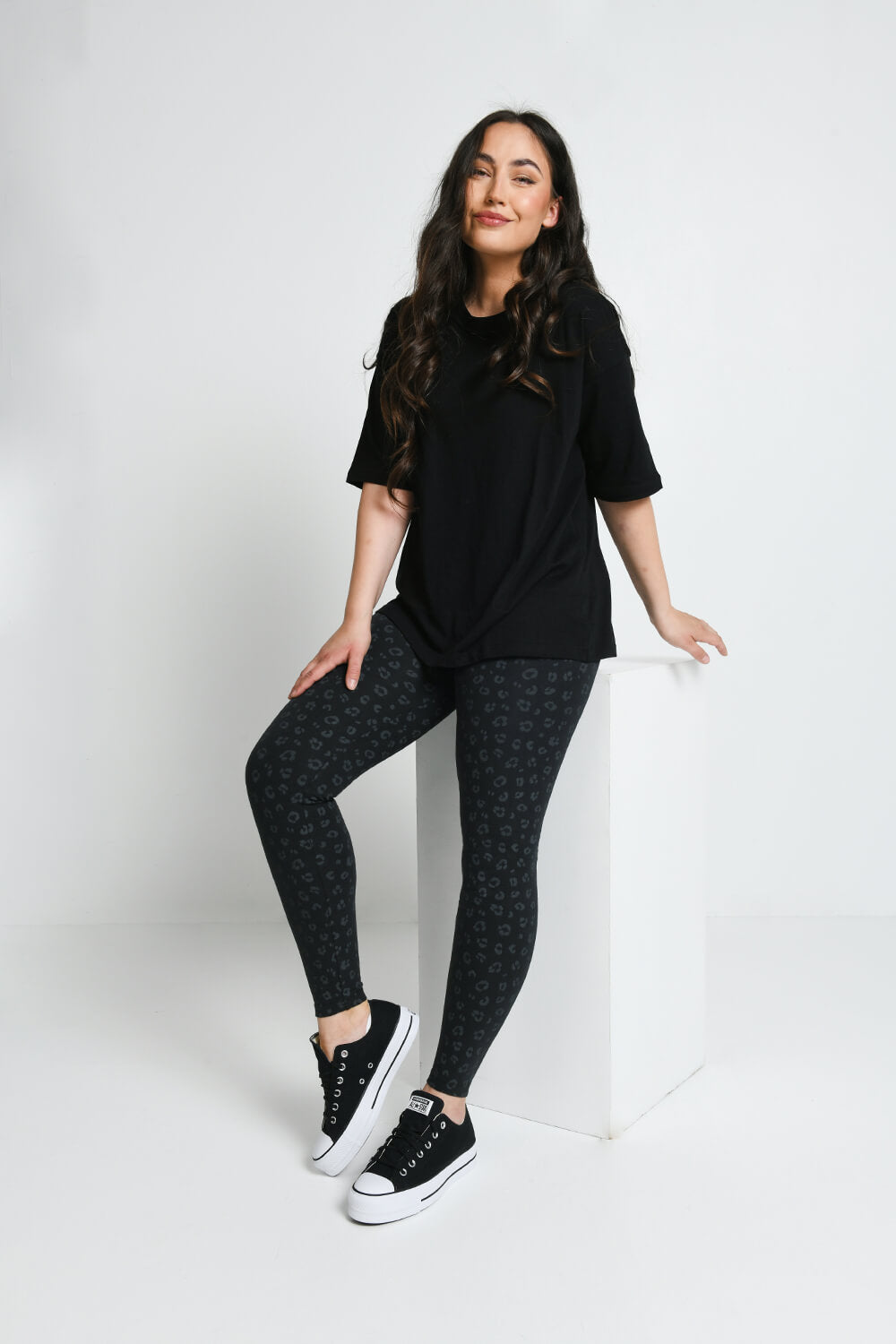 Alltägliche High-Waisted Leggings - Schwarze Animal-Print