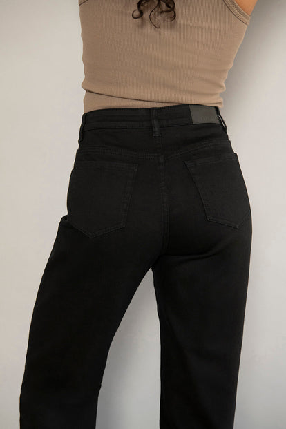 Straight-Fit Jeans - Black