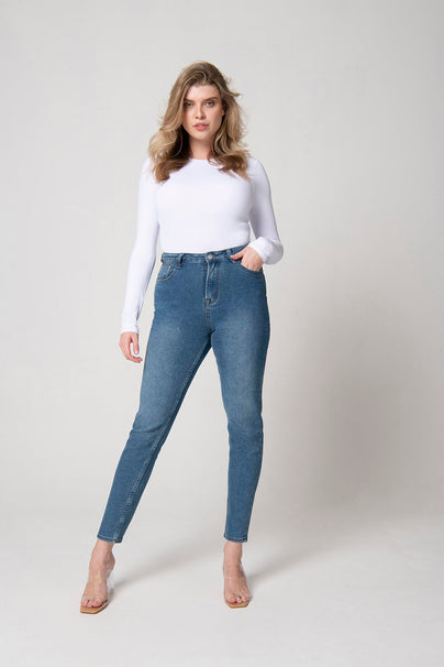 products/081_MOM_JEANS_MID_BLUE_S12_002_f27c67ac-7b66-41c3-a6cb-246f25d24837.jpg