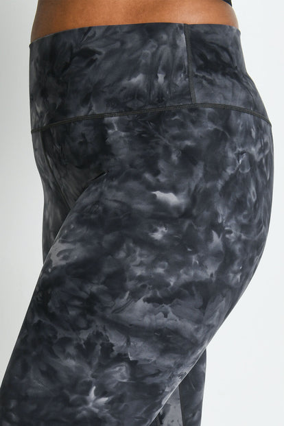 Revitalise 7/8 High Waisted Leggings Curvy - Black Tie Dye