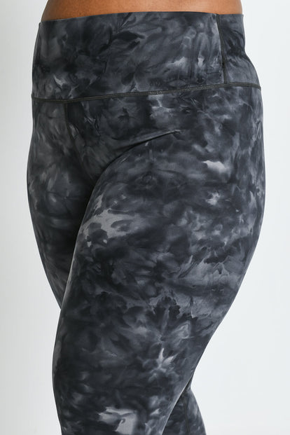 Revitalise High Waisted Leggings Curvy - Black Tie Dye