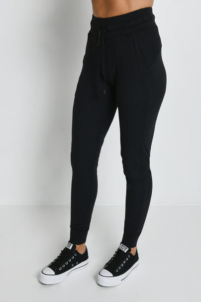 Recharge High Waisted Jogginghose - Midnight Black